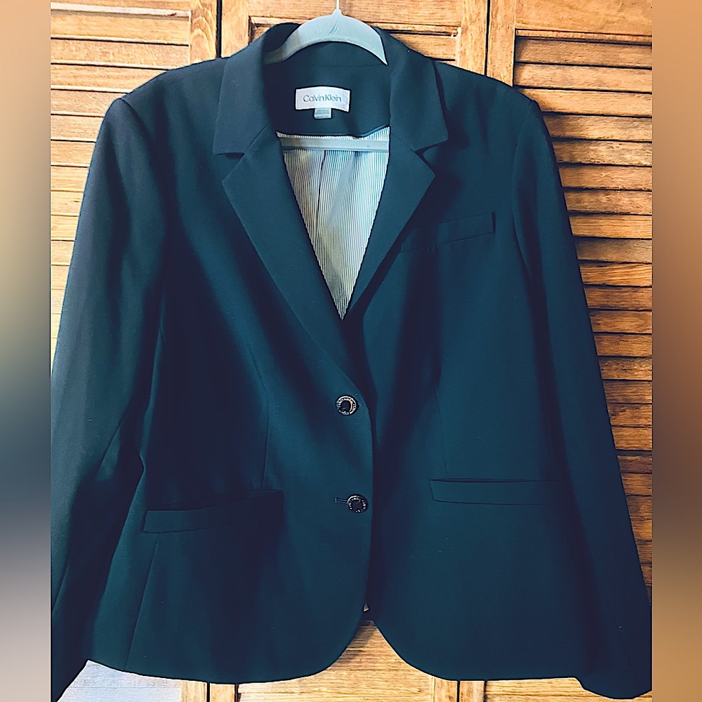 Size 18W Women’s Calvin Klein navy blue blazer.